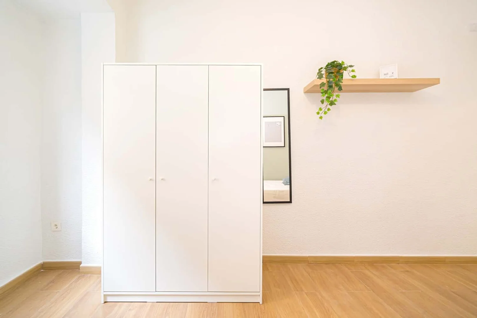 Student-friendly room in  with modern amenities