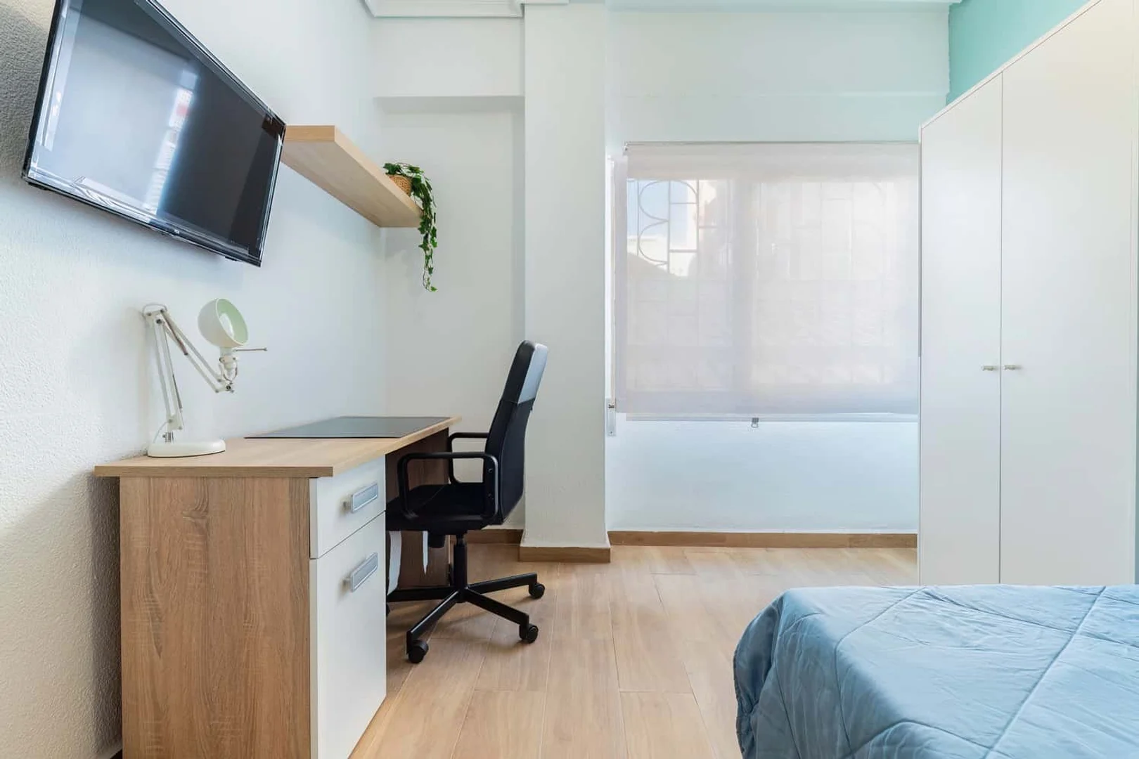 Habitación estudiantil luminosa y aireada con fácil acceso a la universidad en 