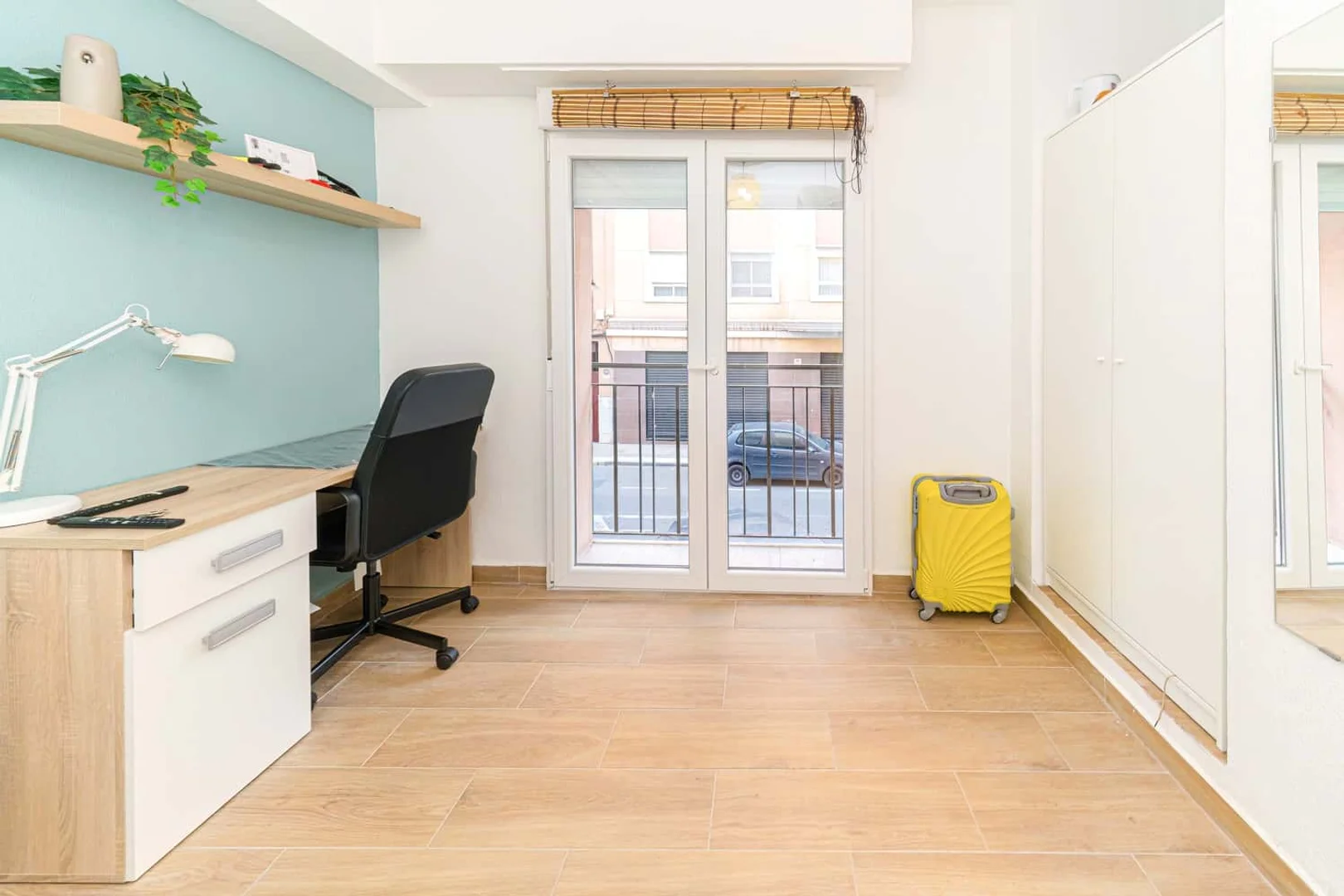 Bright and airy student room with easy university access in 