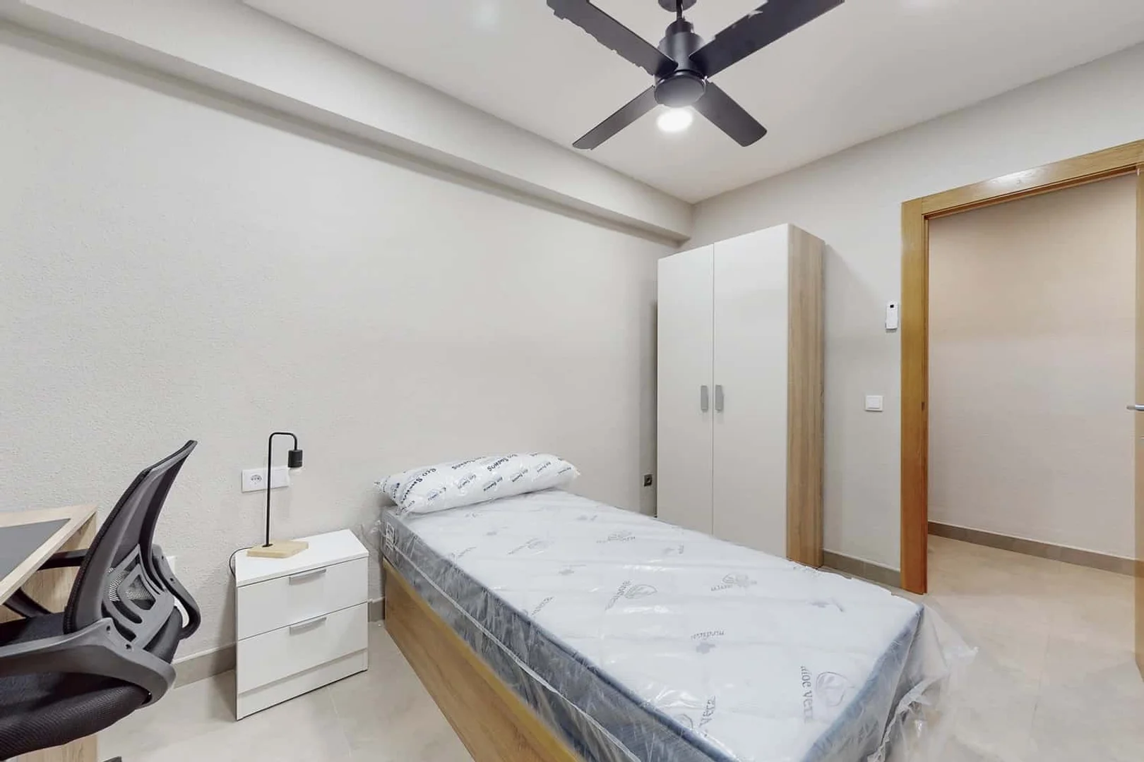 Habitación acogedora para estudiantes disponible en 