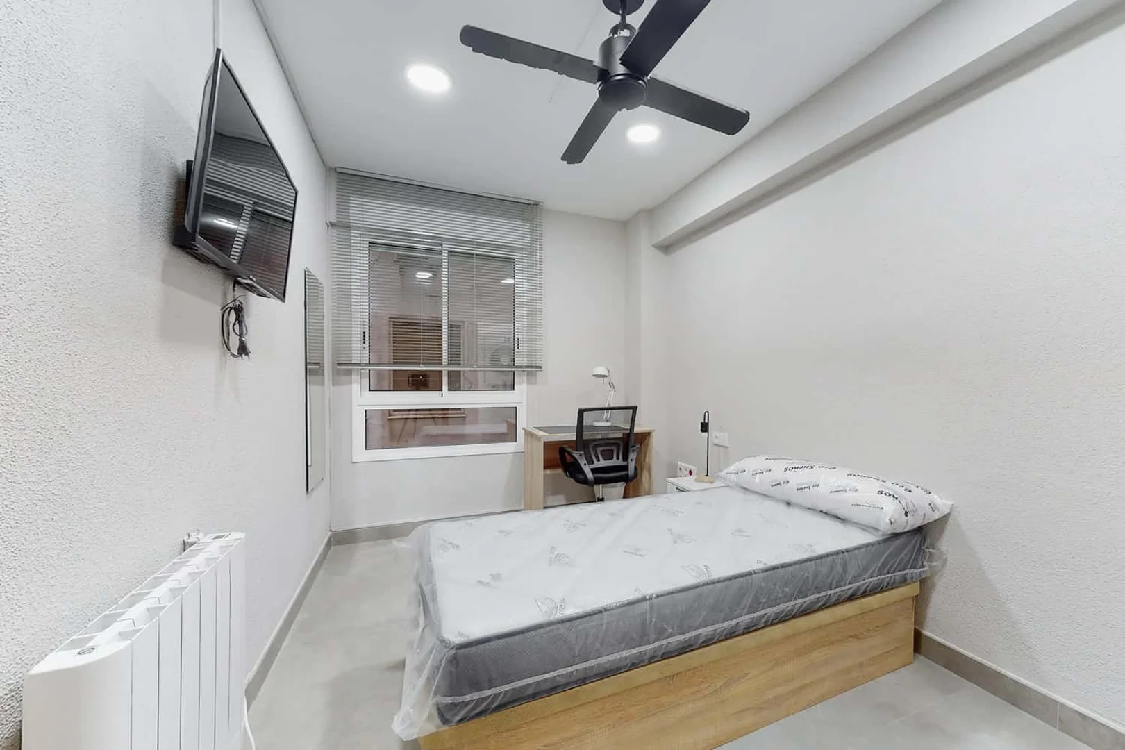 Habitación estudiantil funcional perfecta para estudiar en 