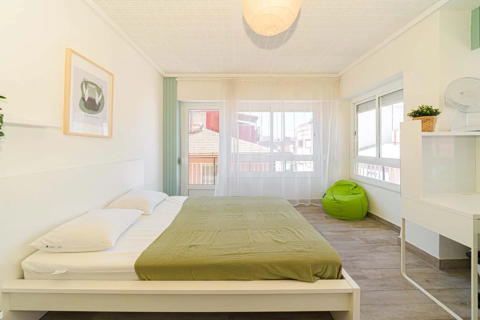 'de öğrenci dairesinde, tamamen mobilyalı kiralık oda