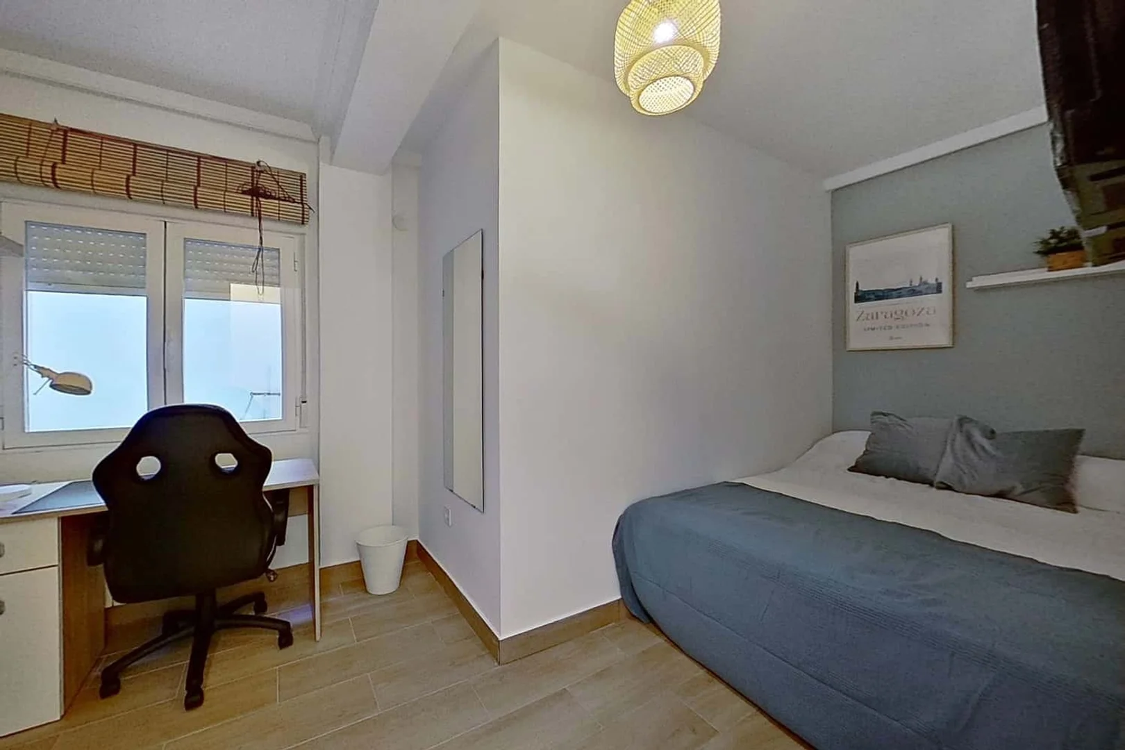 Habitación estudiantil amplia y cómoda en 
