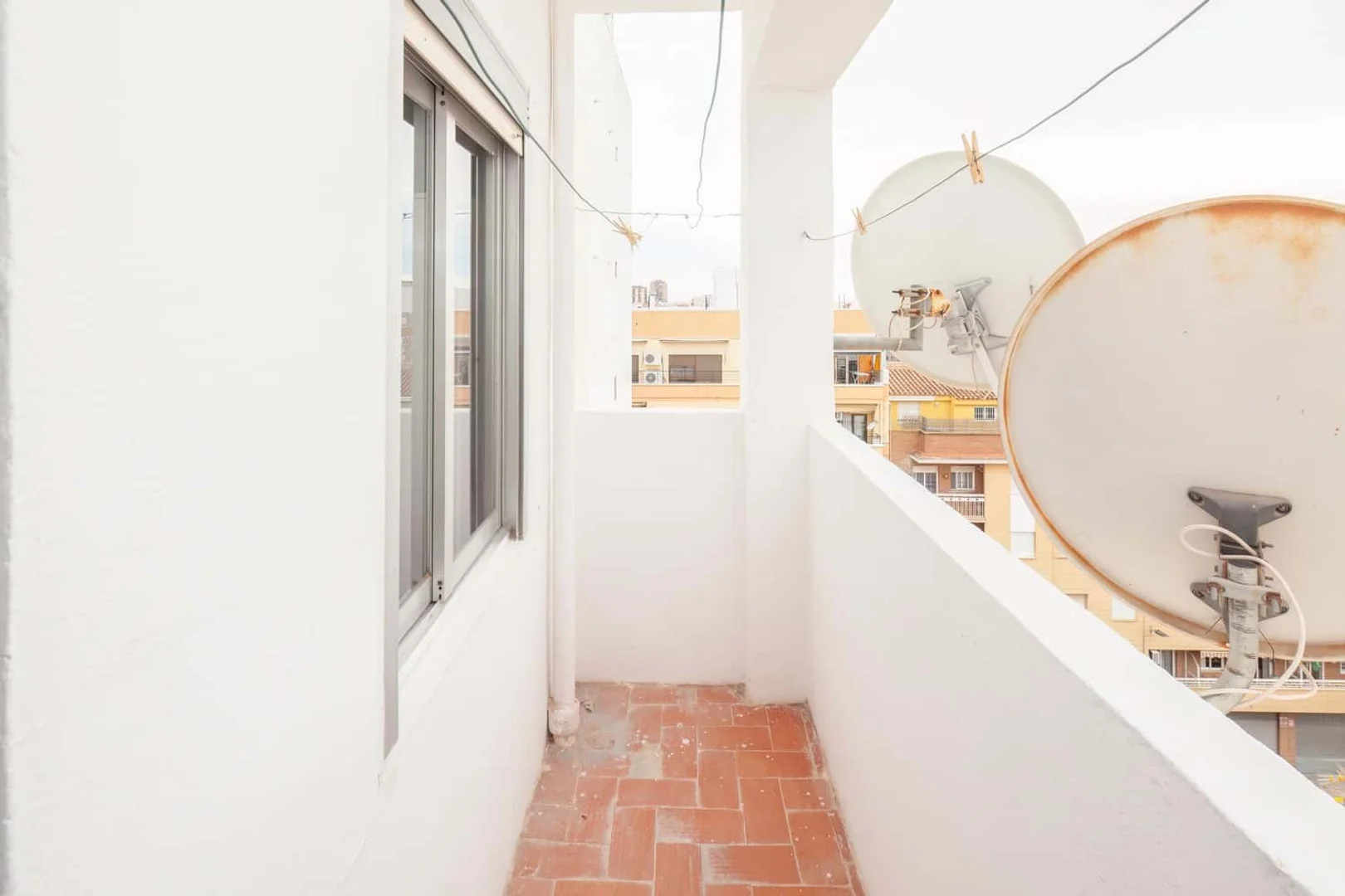 Habitación estudiantil luminosa y aireada con fácil acceso a la universidad en 
