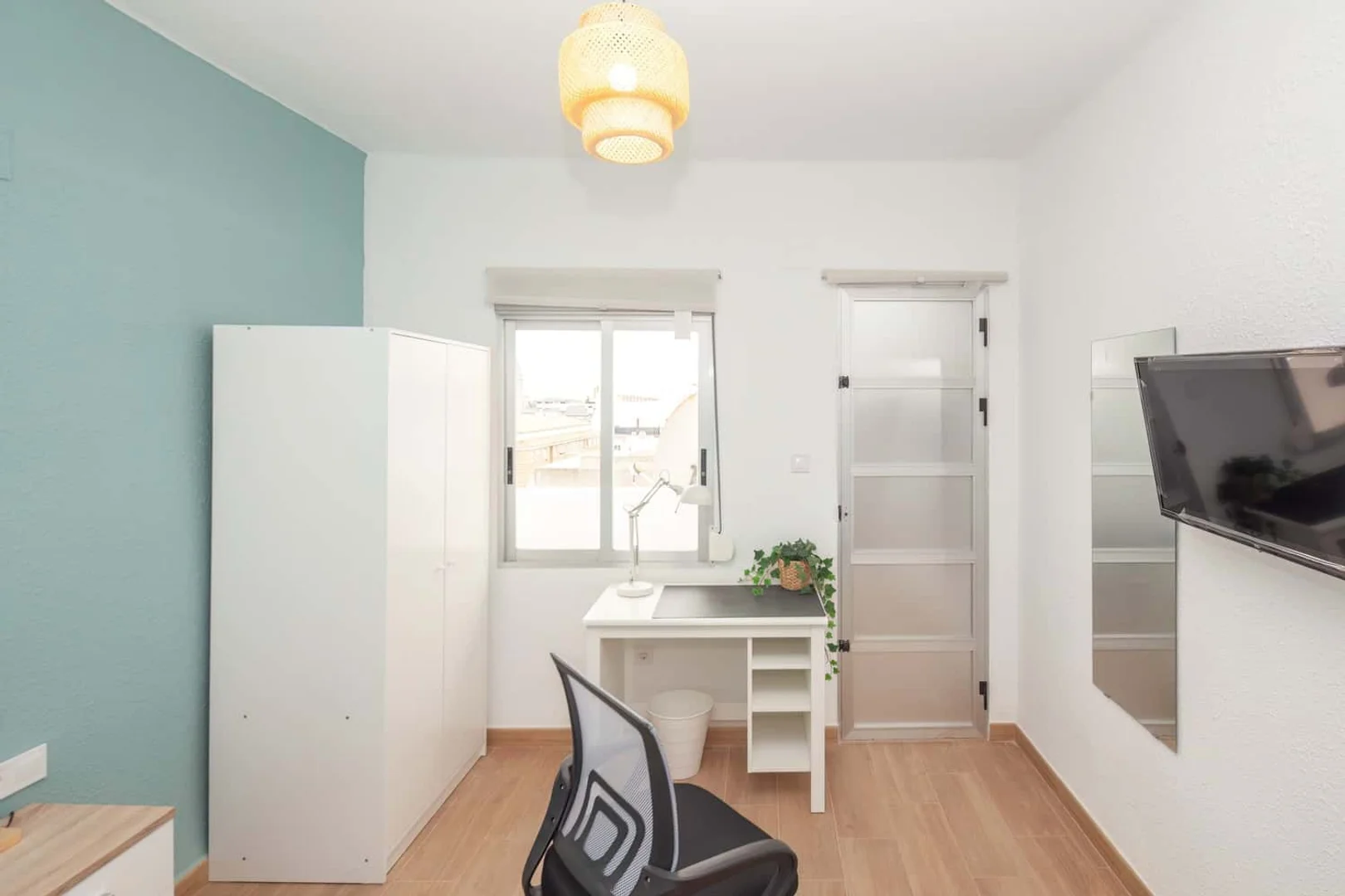 Habitación asequible para estudiantes con buena iluminación en 