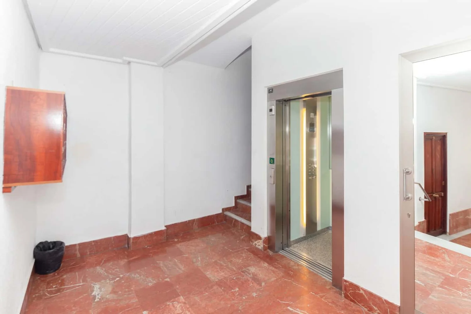 Quarto de estudante económico perto do campus em 