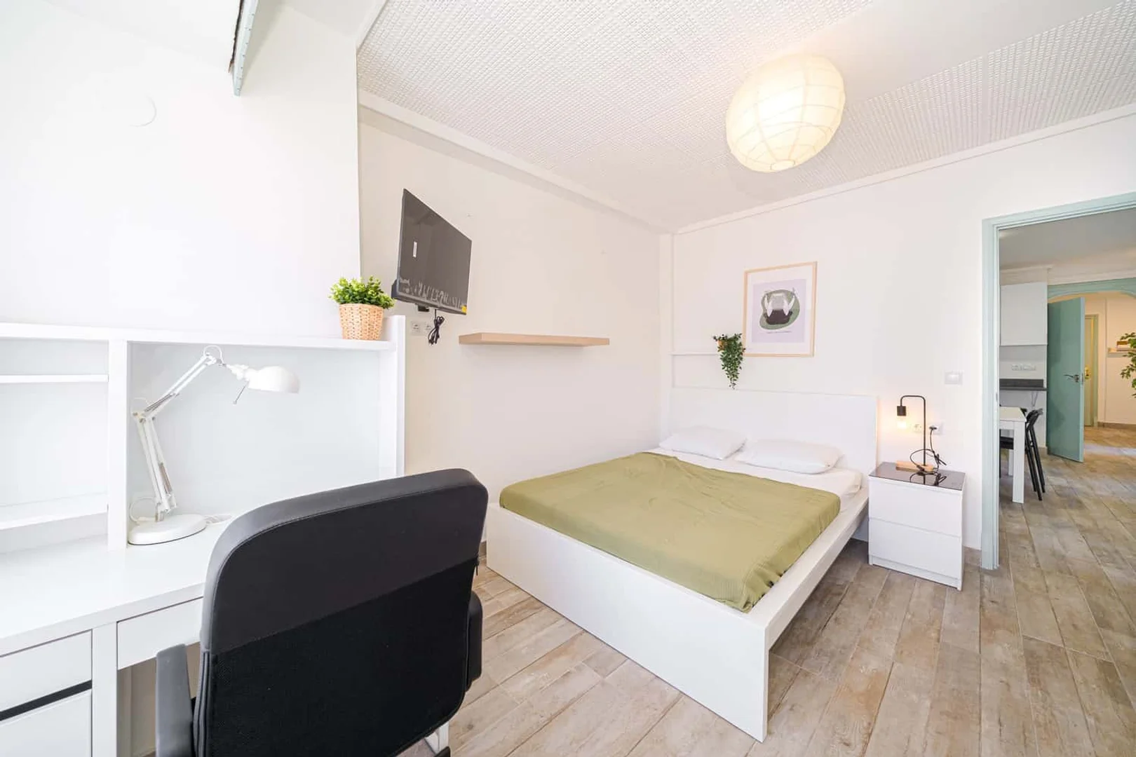 'de öğrenci dairesinde, tamamen mobilyalı kiralık oda