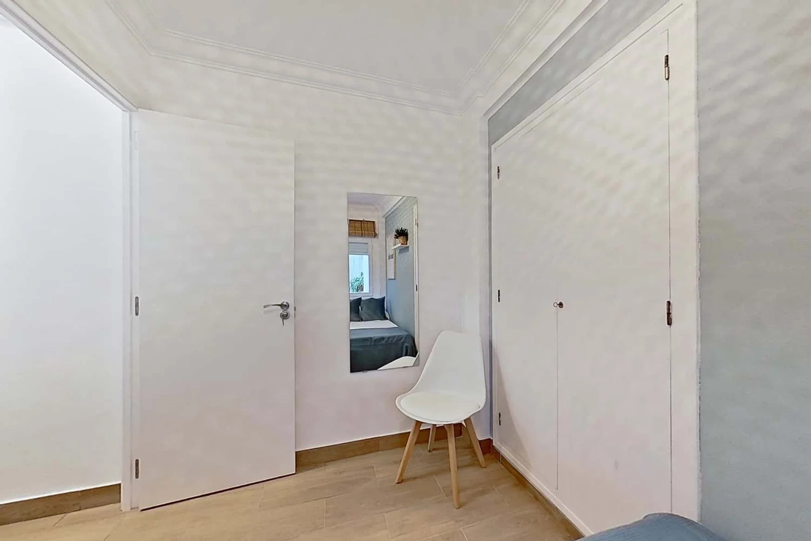 Habitación para estudiantes en  con área de estudio y facilidades compartidas