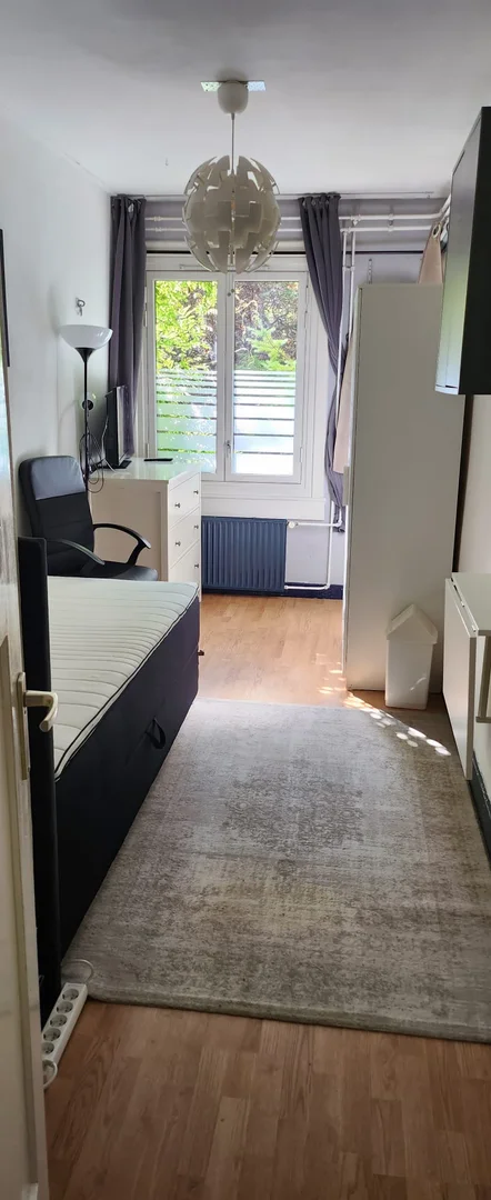 Habitación estudiantil luminosa y aireada con fácil acceso a la universidad en 