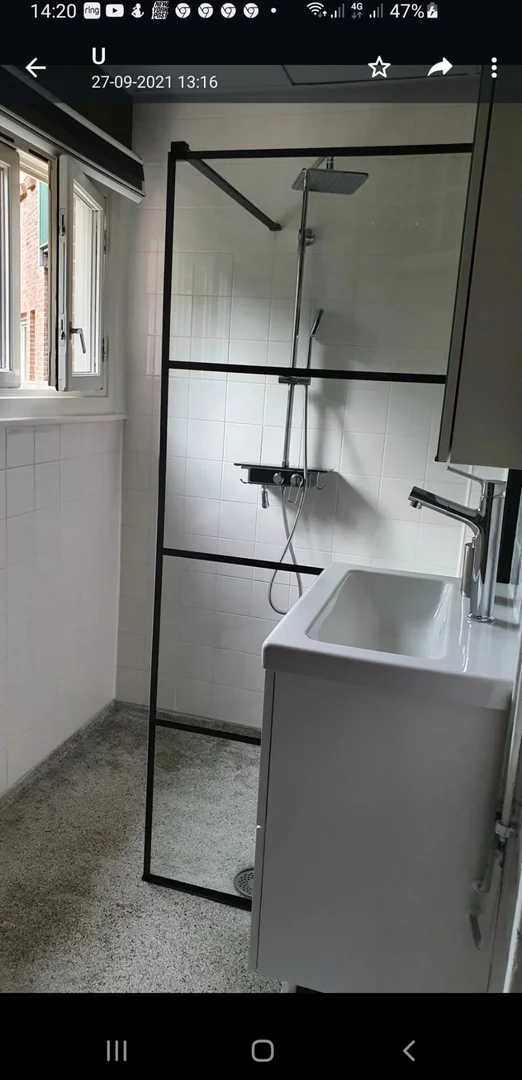 Habitación estudiantil funcional perfecta para estudiar en 