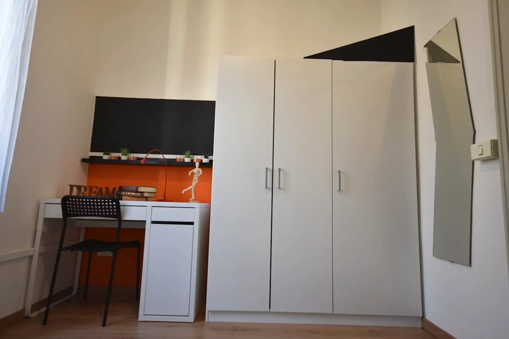 Funkcjonalny pokój studencki idealny do nauki w 