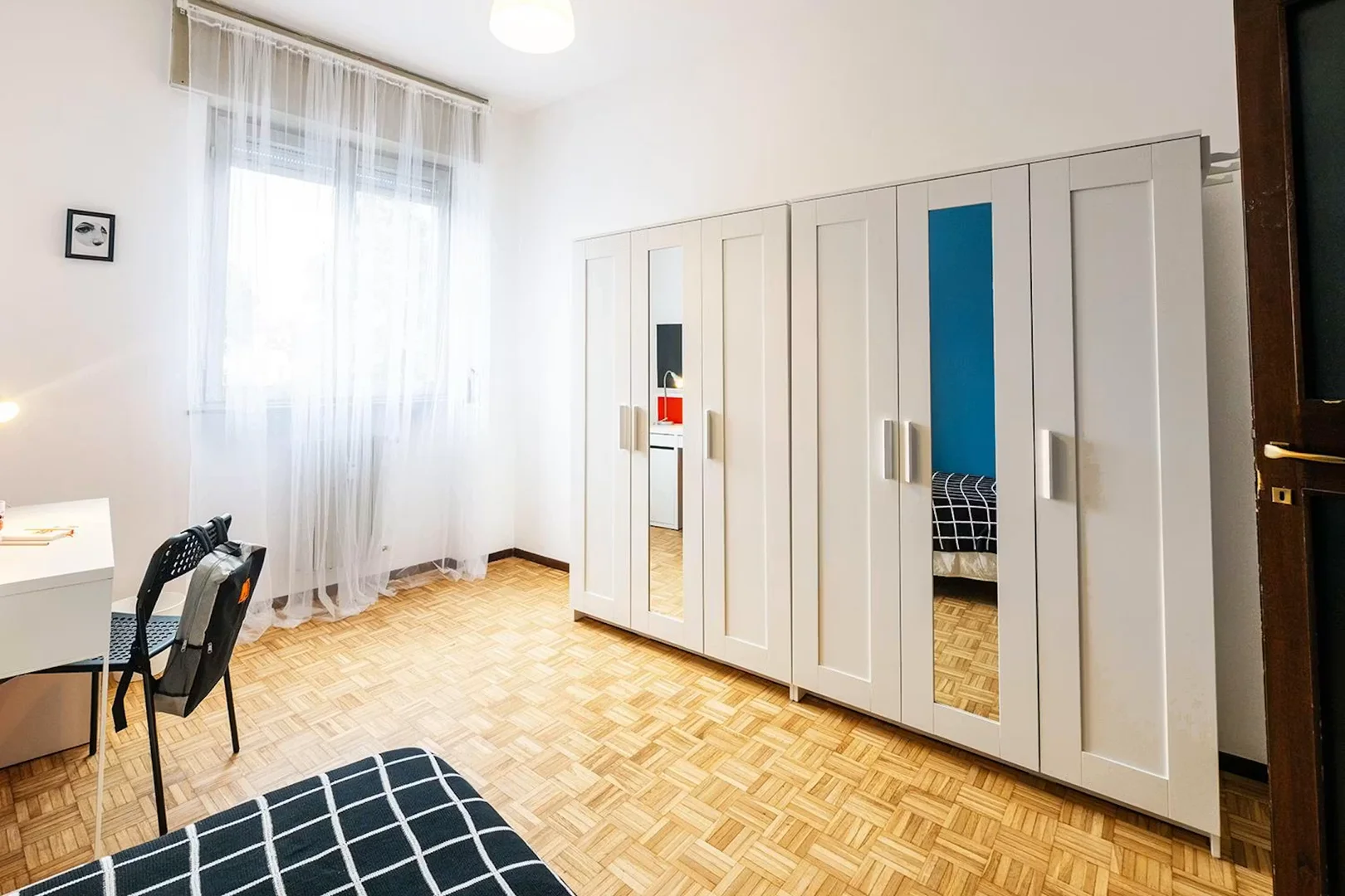 Chambre abordable pour les étudiants avec un bon éclairage dans