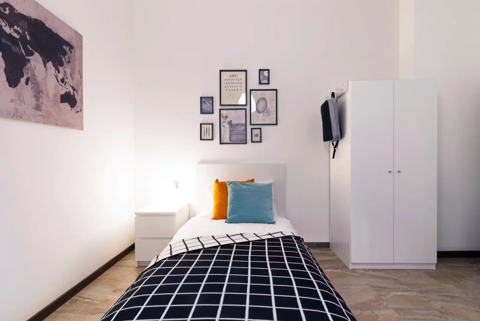 Stanza economica per studenti con ampia illuminazione in 