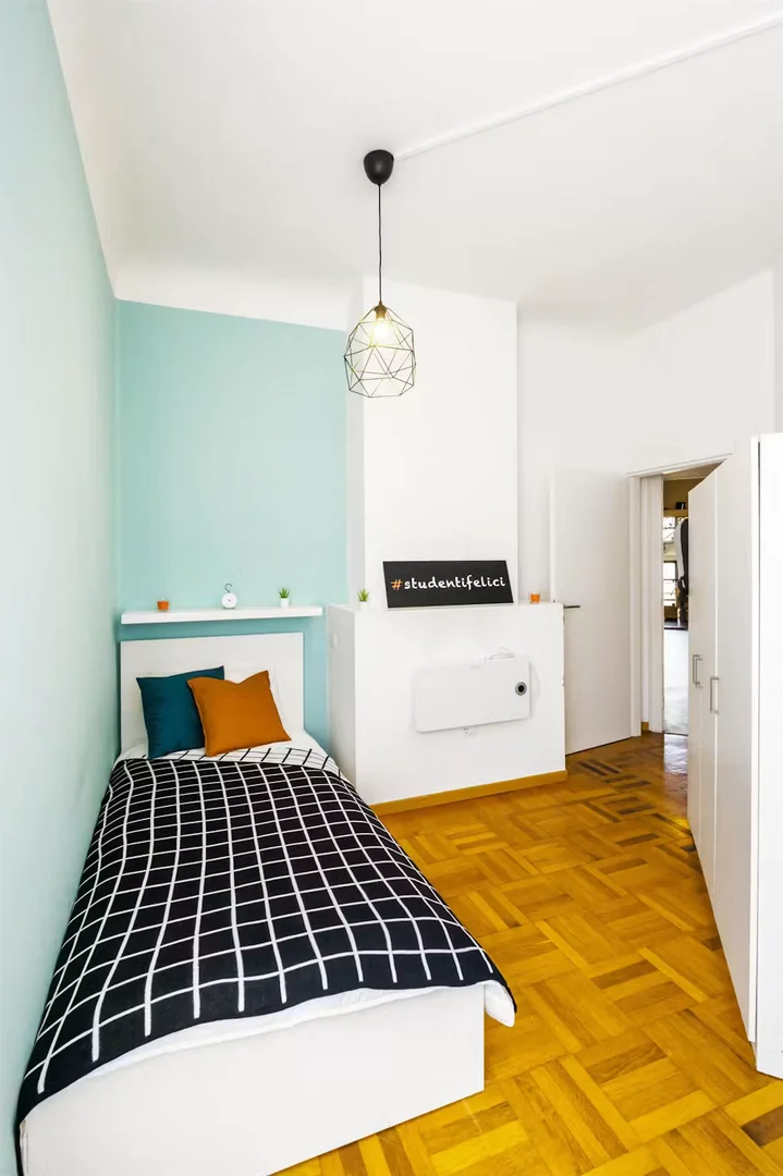 Quarto de estudante confortável e espaçoso em