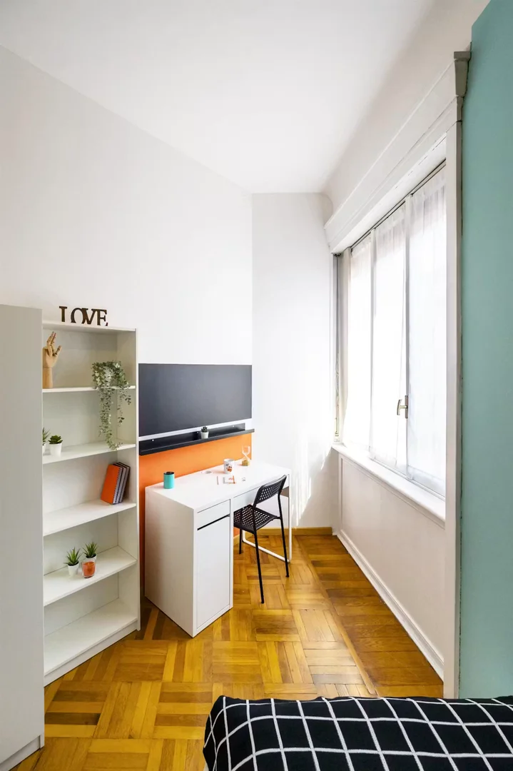 Quarto acessível para estudantes com iluminação ampla em