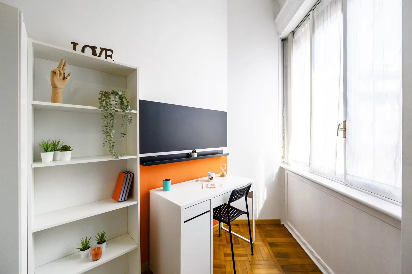 Quarto de estudante confortável e espaçoso em
