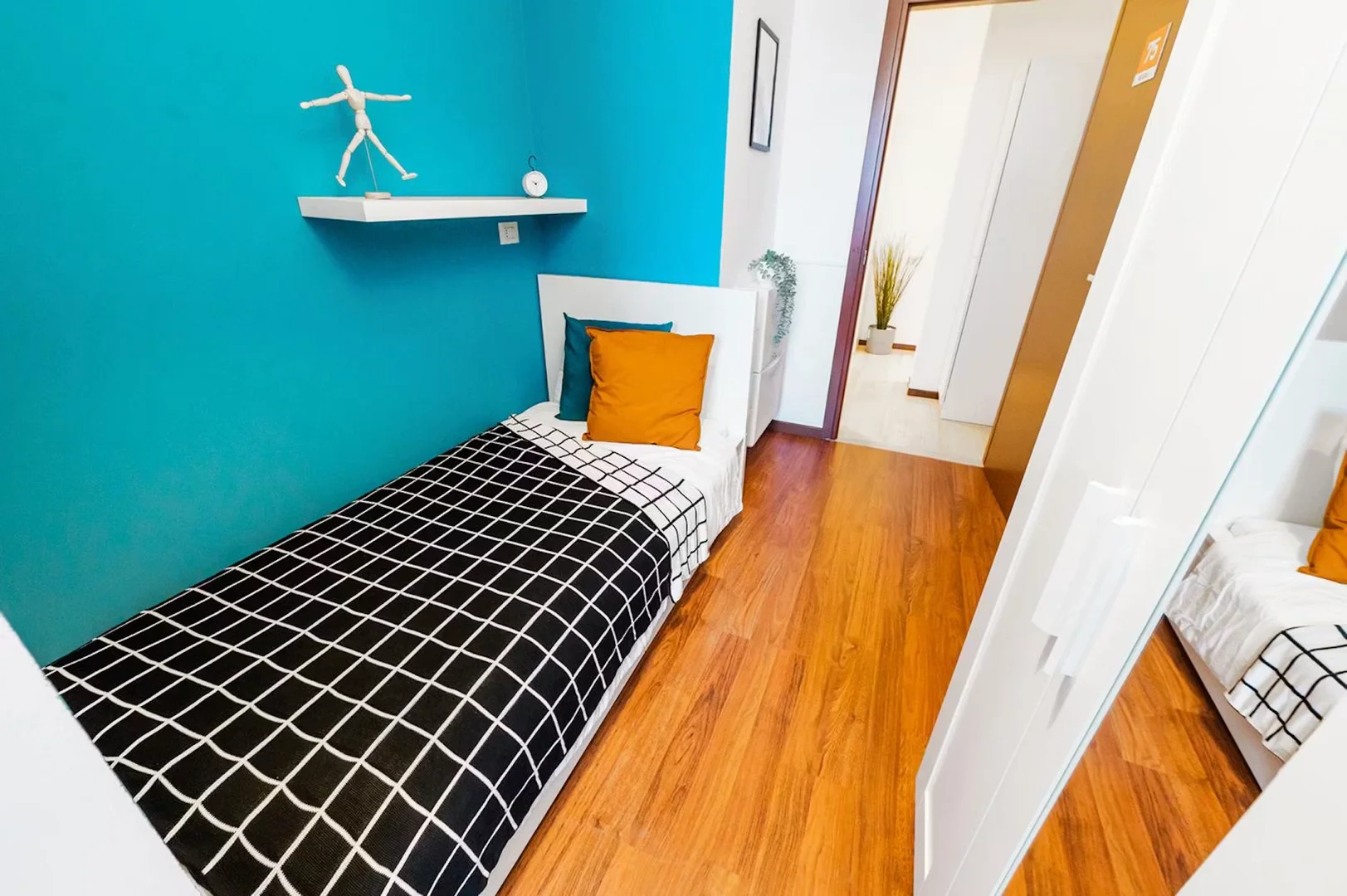 Chambre abordable pour les étudiants avec un bon éclairage dans 