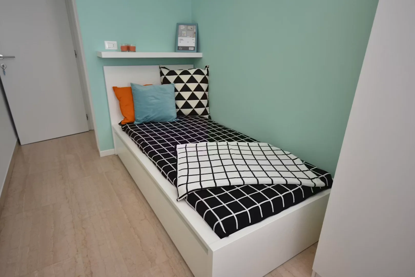 Quarto acessível para estudantes com iluminação ampla em 
