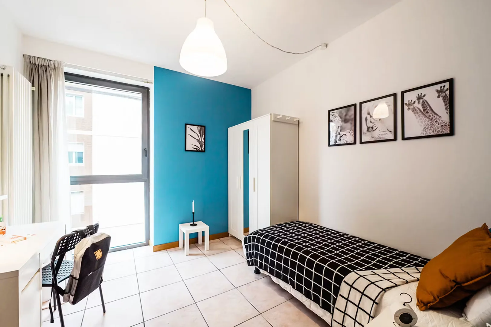 Camera per studenti in con area studio e servizi in comune