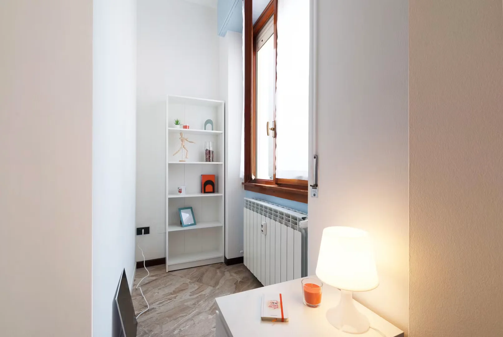 Stanza economica per studenti con ampia illuminazione in