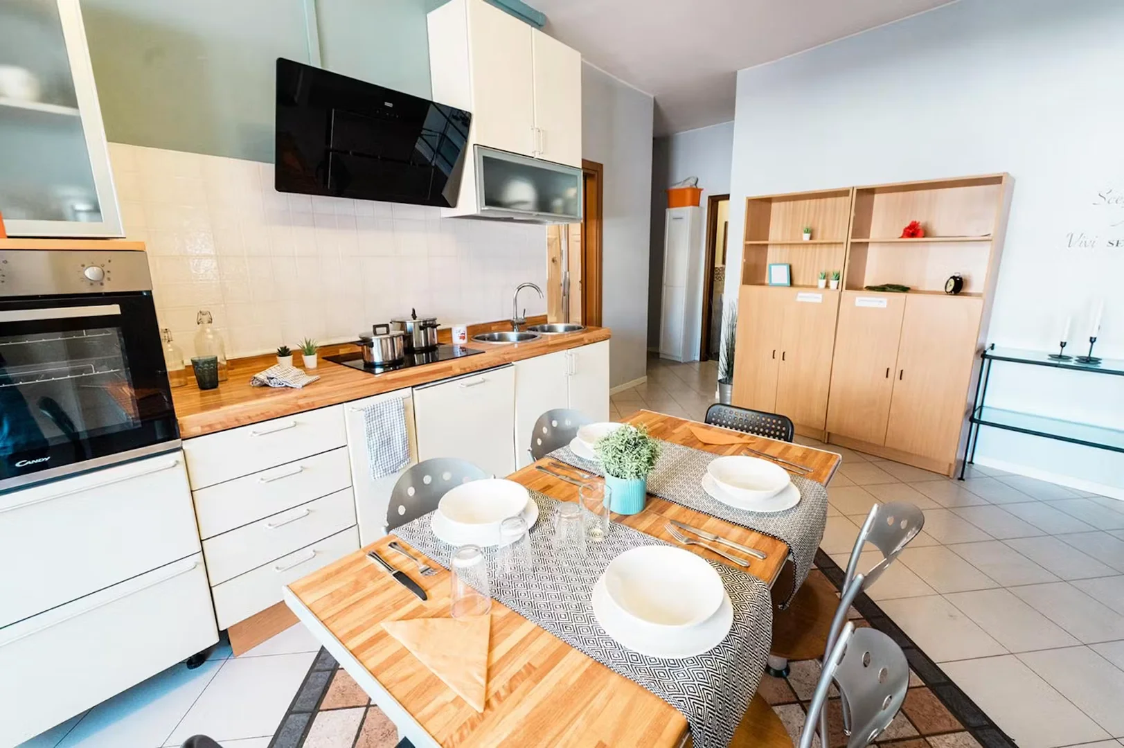 Quarto de estudante económico perto do campus em 