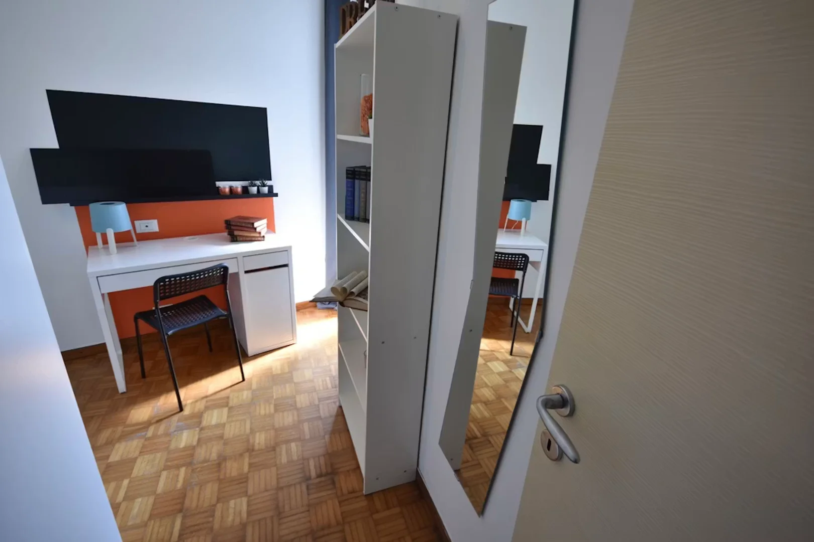 Quarto de estudante económico perto do campus em 