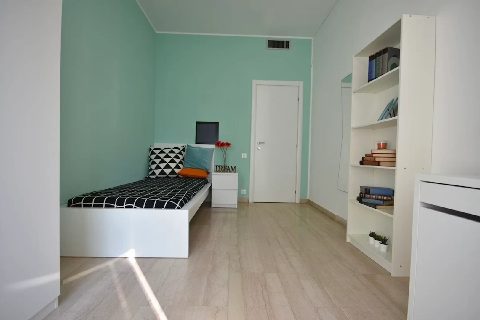 Bezahlbares Zimmer für Studenten mit ausreichender Beleuchtung in 