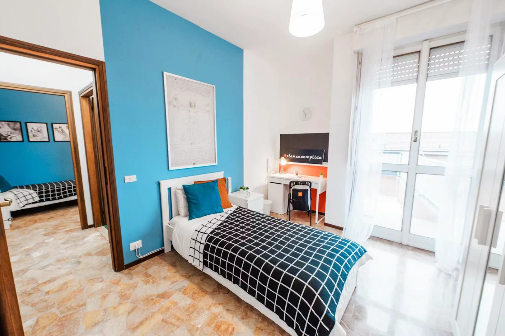 Quarto de estudante luminoso e arejado com acesso fácil à universidade em