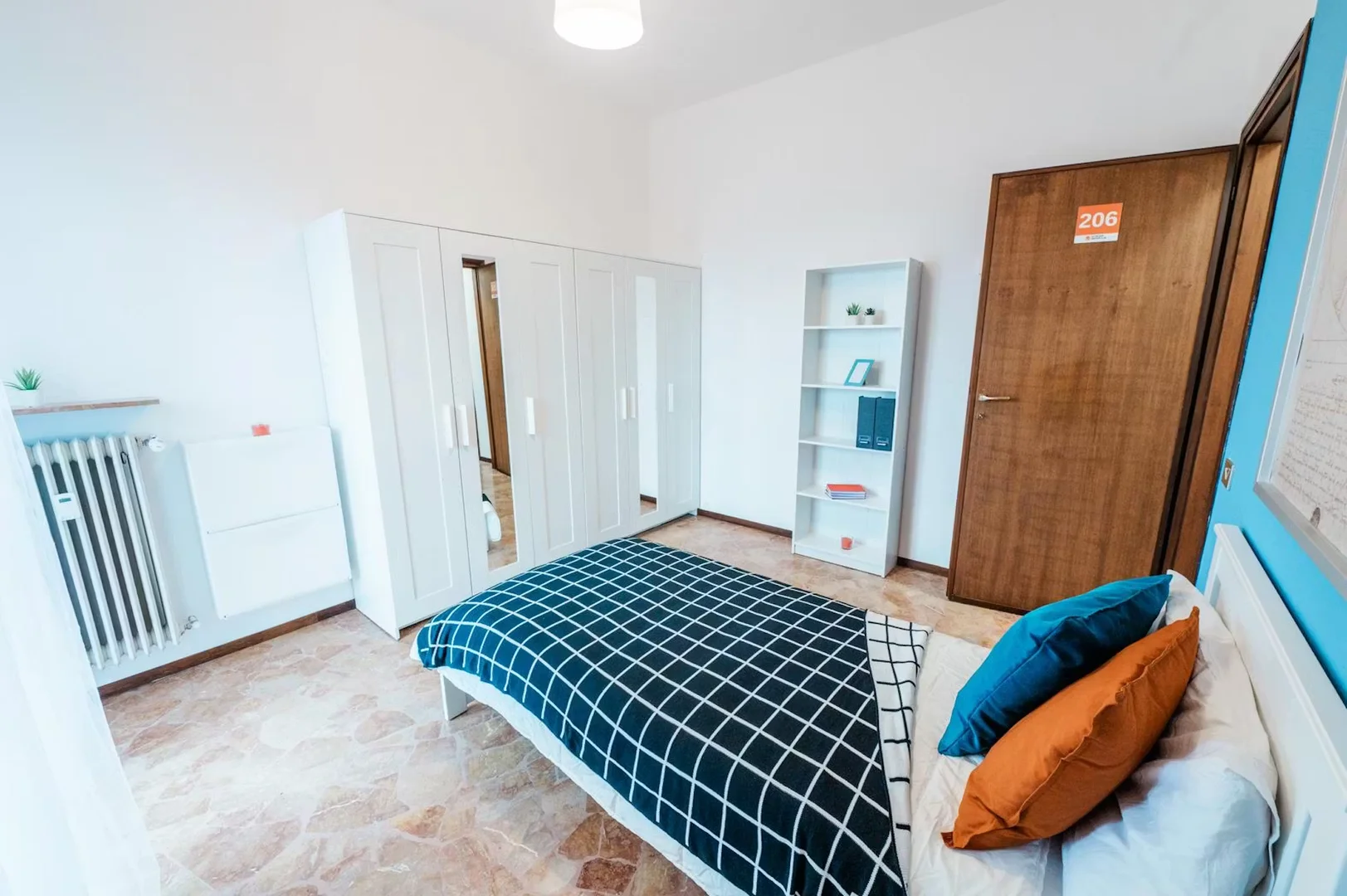 Quarto de estudante em com área de estudo e instalações partilhadas