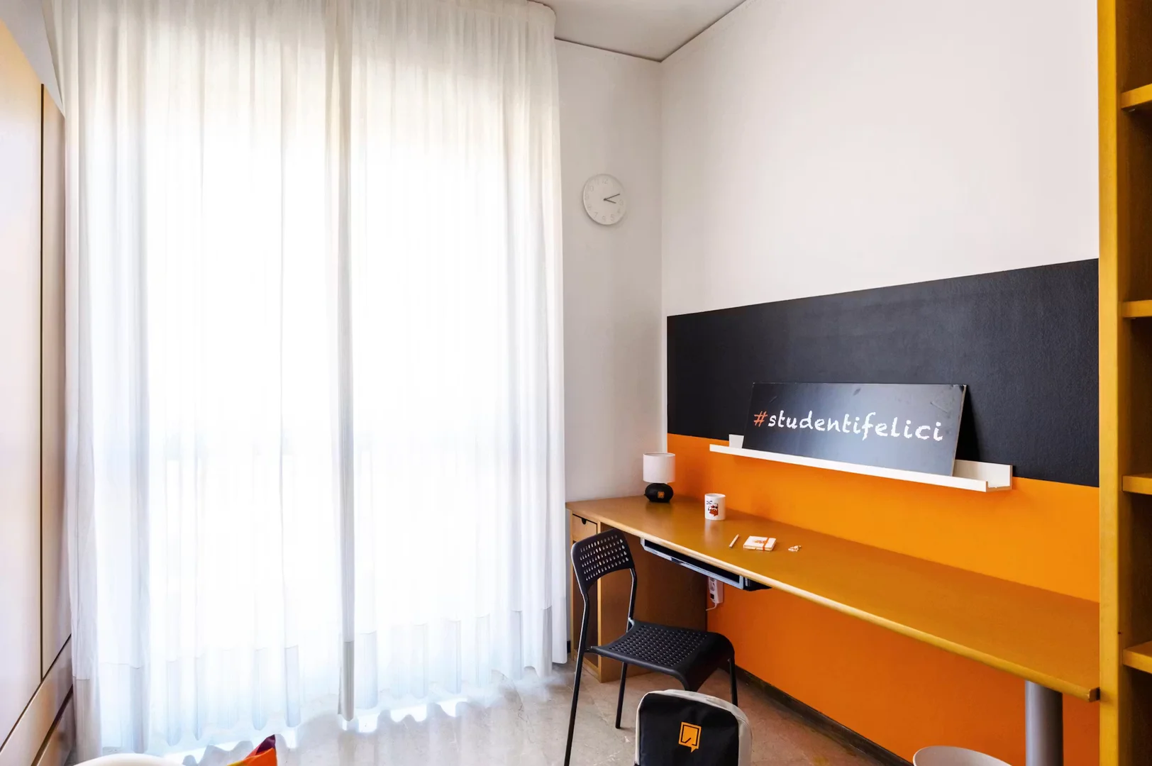 Chambre conviviale pour les étudiants dans avec des équipements modernes