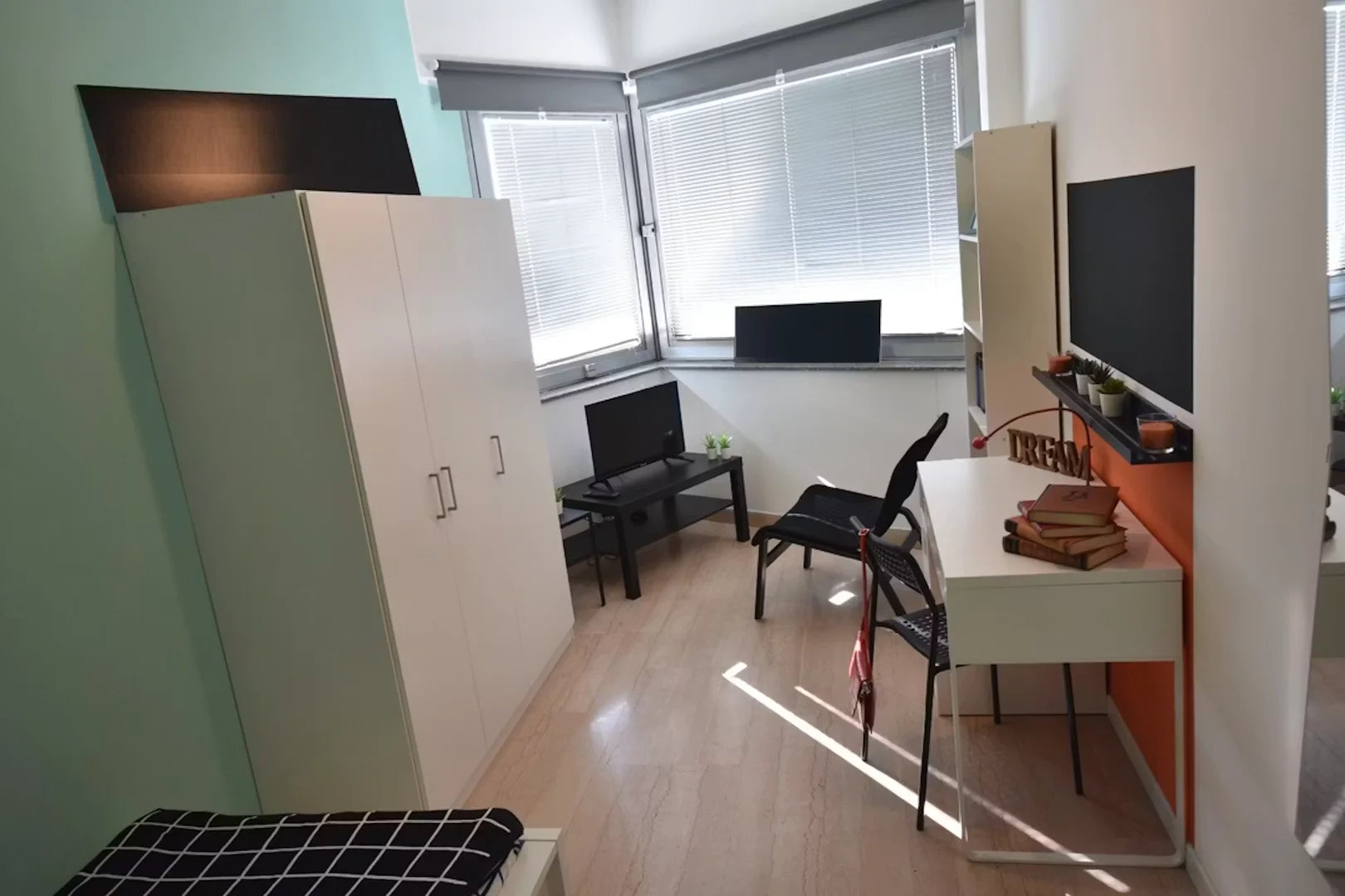Funktionelles Studentenzimmer perfekt zum Studieren in 