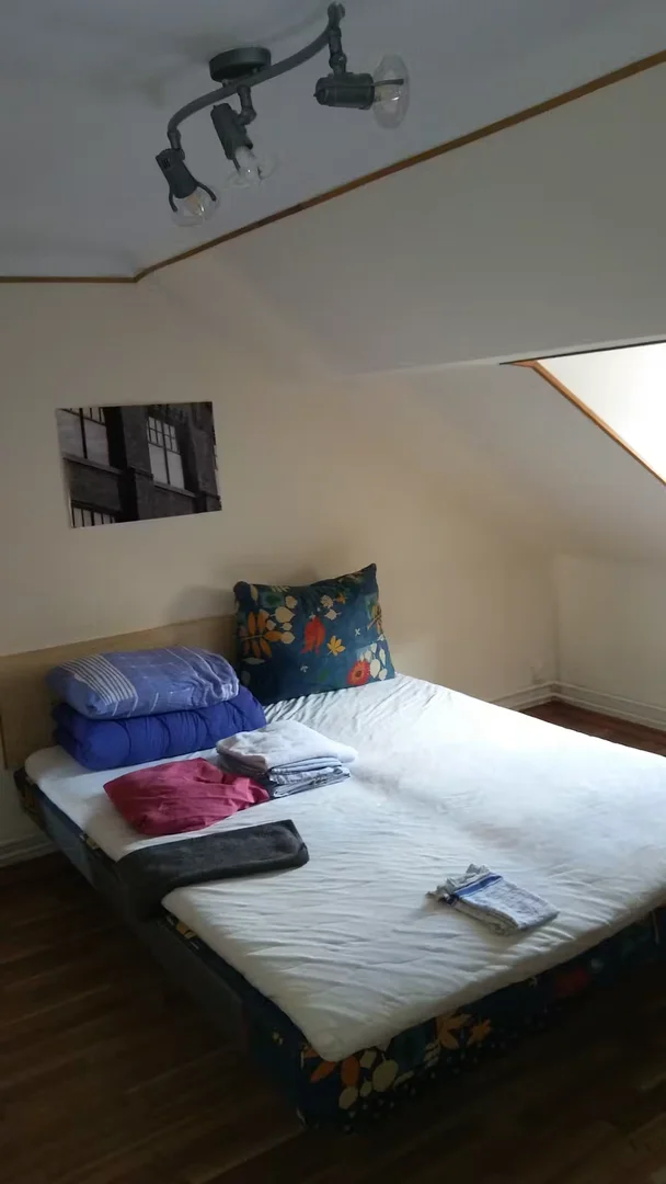 Quarto de estudante em com área de estudo e instalações partilhadas