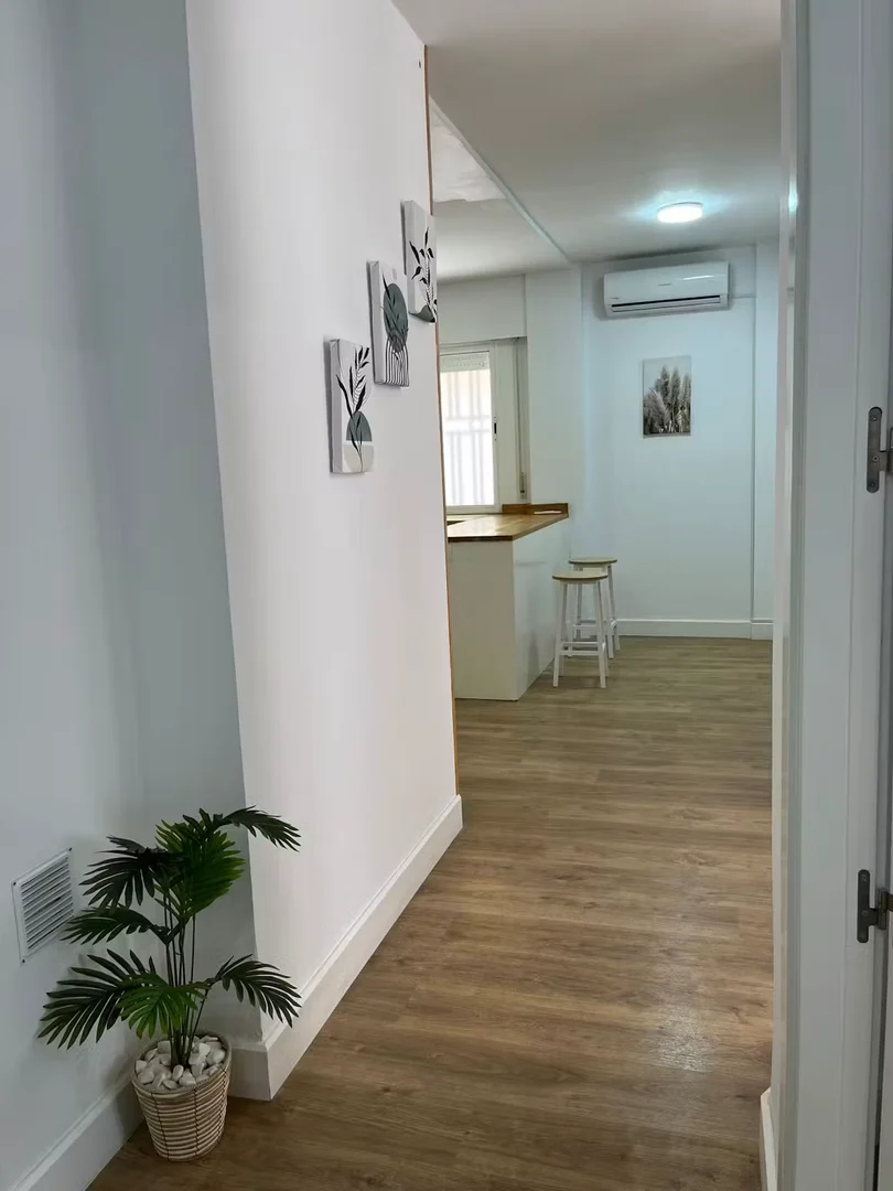 Quarto de estudante em  com área de estudo e instalações partilhadas