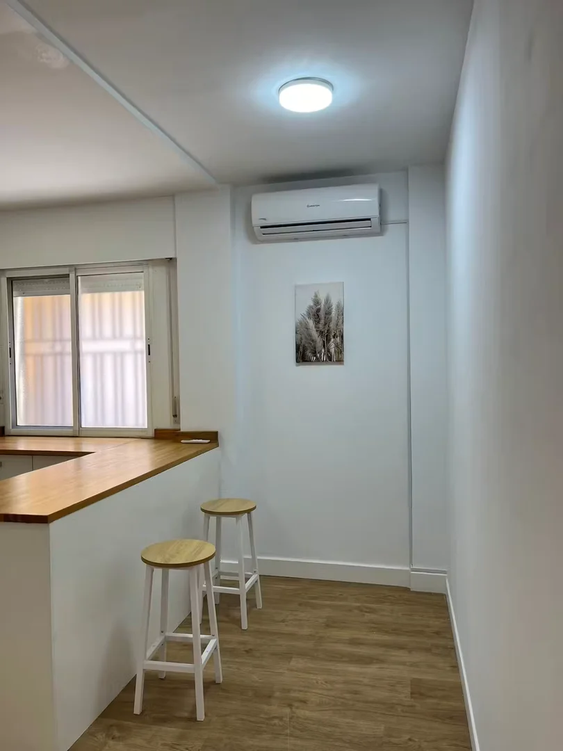 Quarto de estudante em  com área de estudo e instalações partilhadas