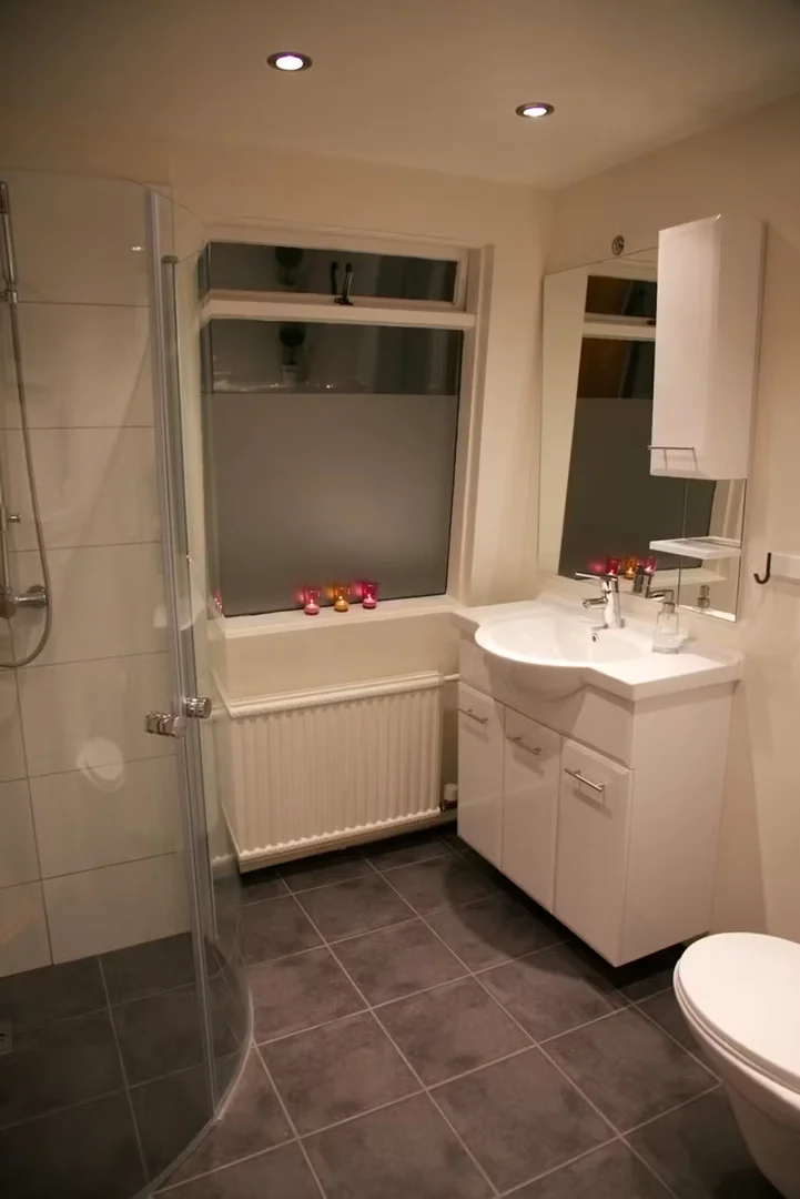 Habitación estudiantil funcional perfecta para estudiar en 