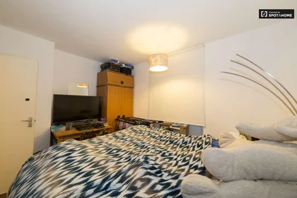 Room for rent in a shared flat in {area}