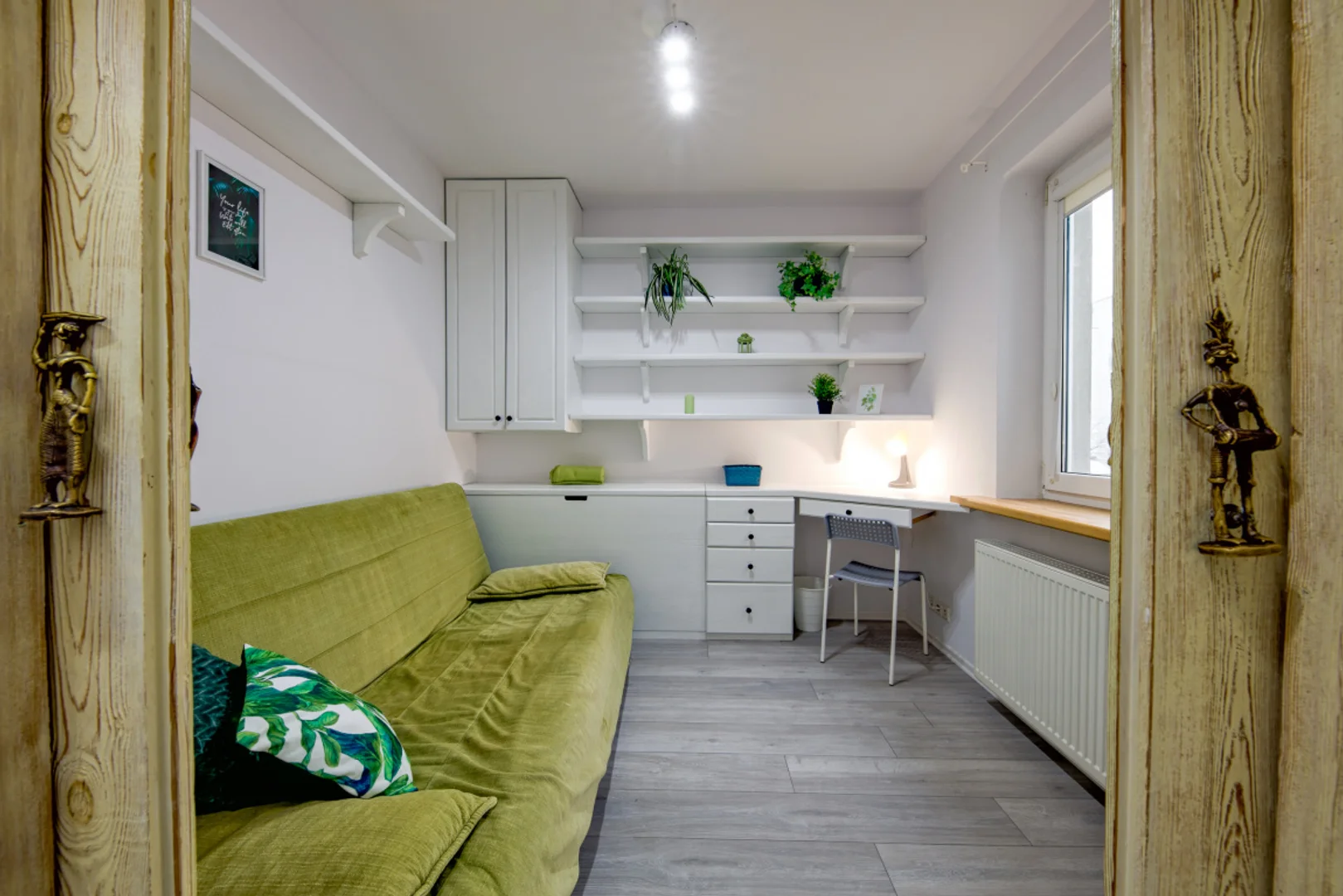 Habitación estudiantil luminosa y aireada con fácil acceso a la universidad en 