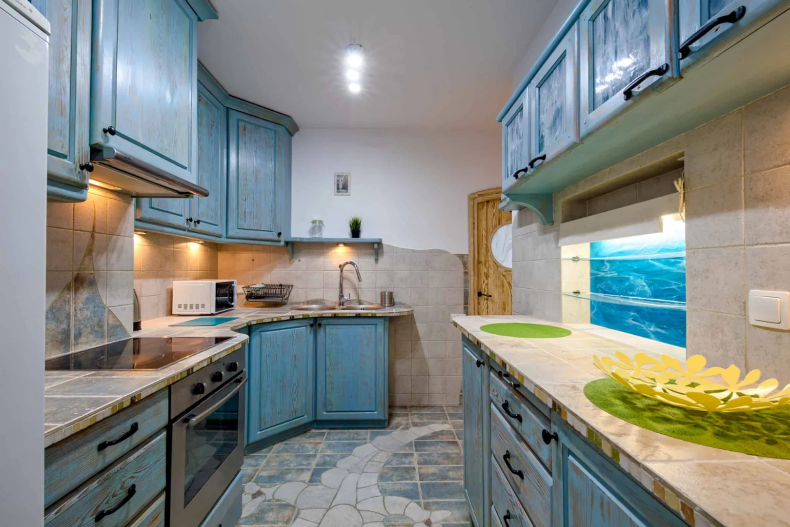 Habitación estudiantil funcional perfecta para estudiar en 