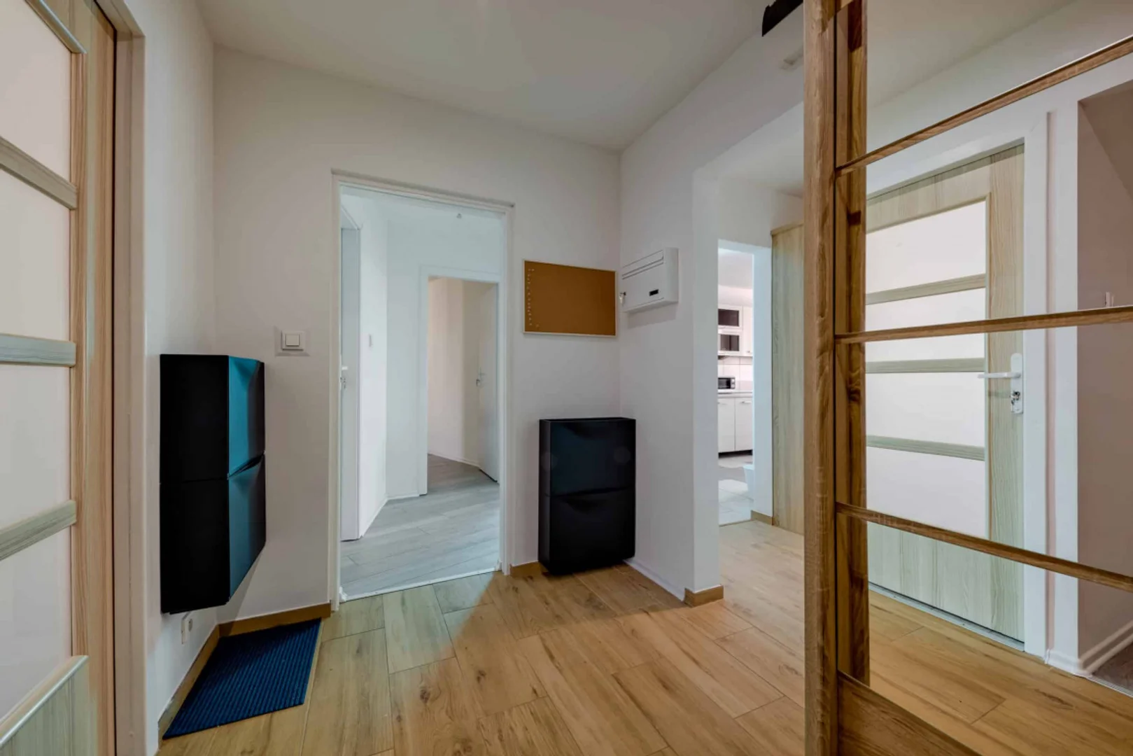 Habitación estudiantil funcional perfecta para estudiar en 