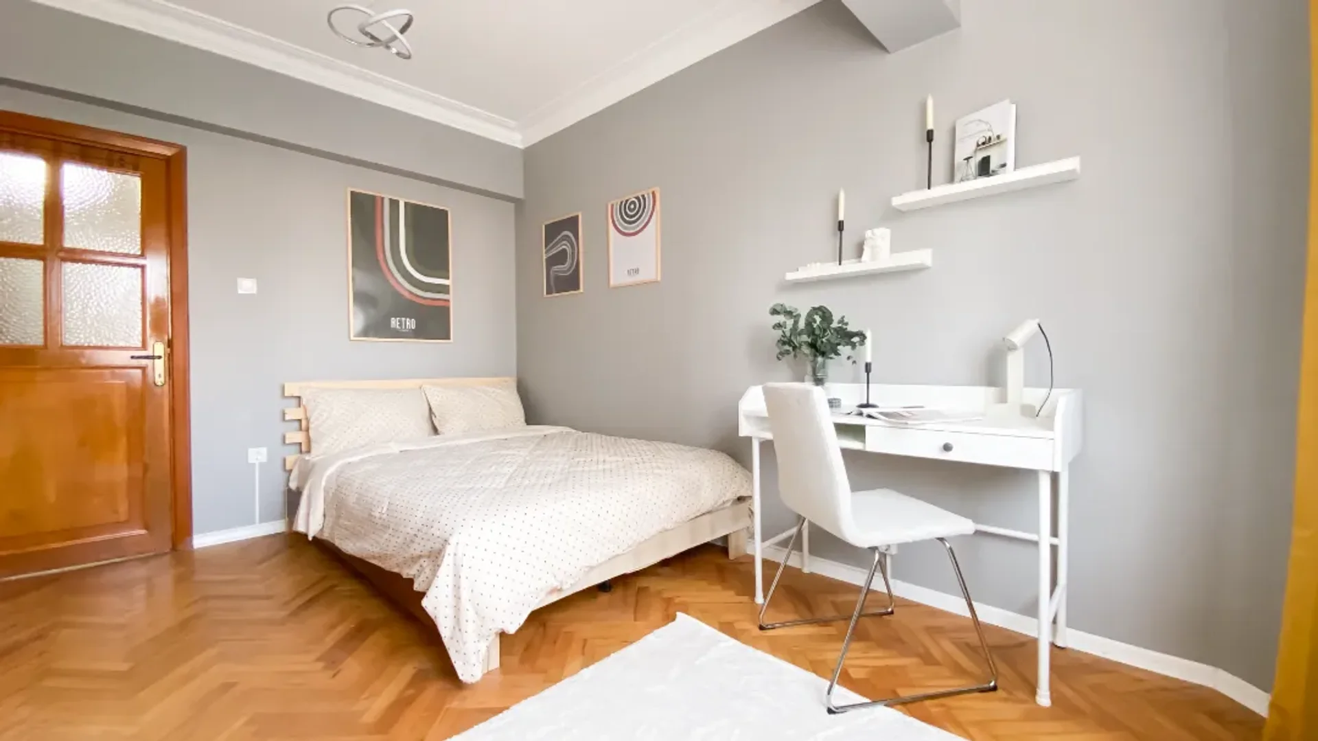 Habitación estudiantil funcional perfecta para estudiar en 