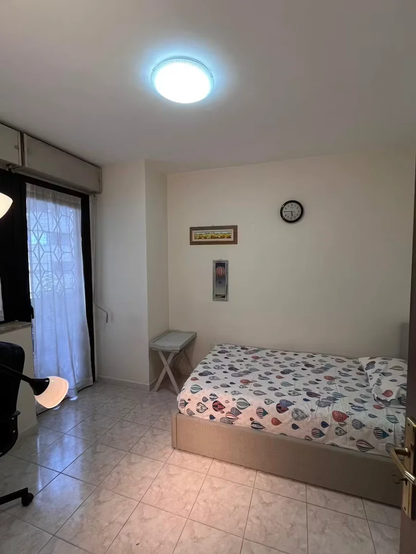 Chambre d'étudiant à avec espace d'étude et installations communes