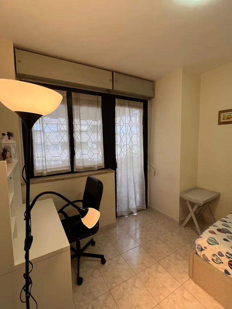 Chambre d'étudiant à avec espace d'étude et installations communes