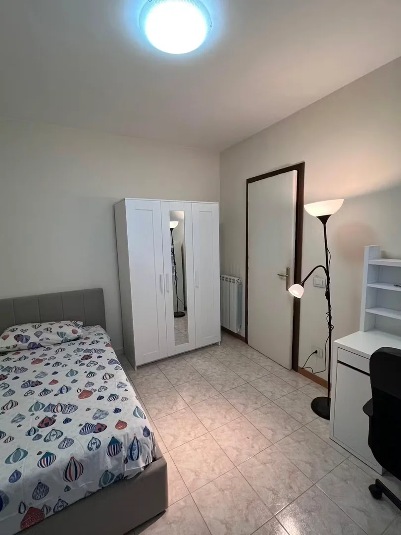 Chambre d'étudiant économique avec emplacement pratique dans
