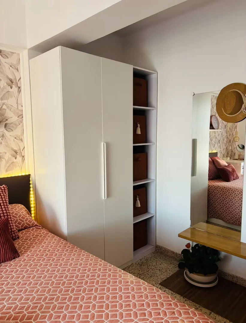 Comfortable and spacious student room in 