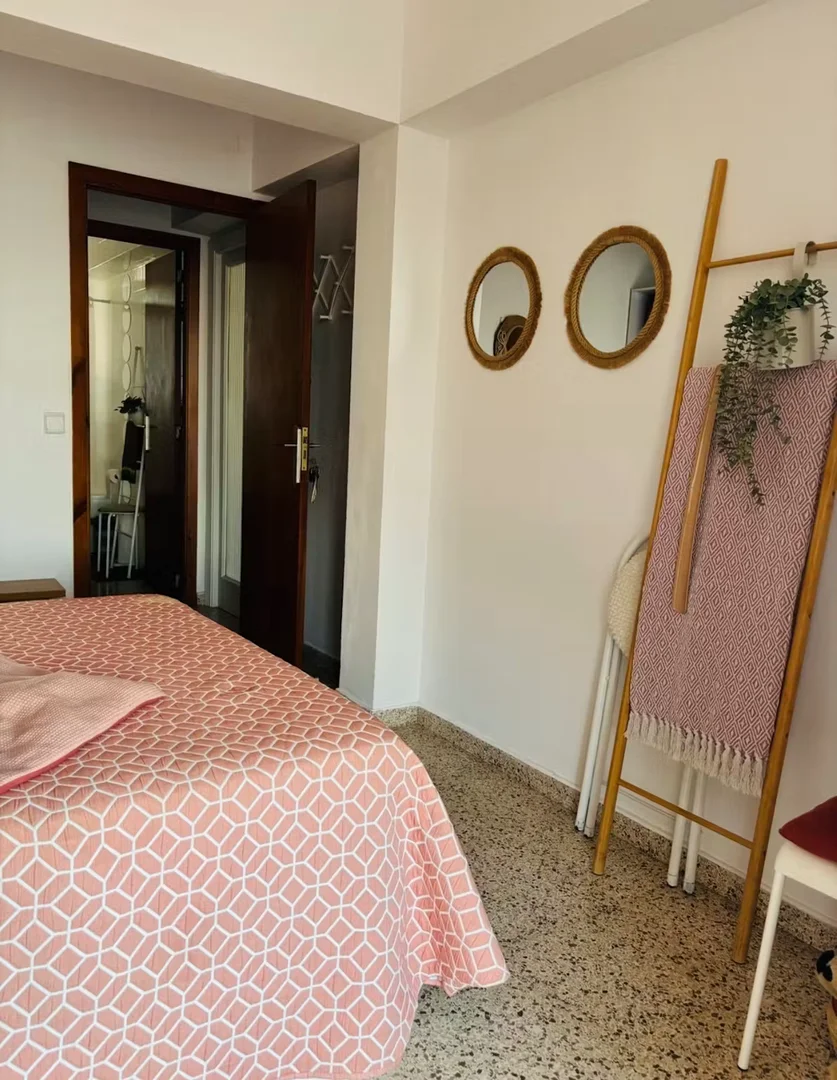 Comfortable and spacious student room in 