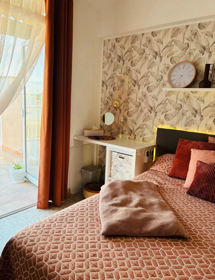 Economical student room with convenient location in 