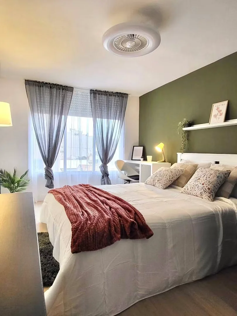 Habitación estudiantil amplia y cómoda en 