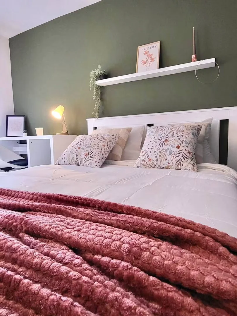 Habitación para estudiantes en  con área de estudio y facilidades compartidas