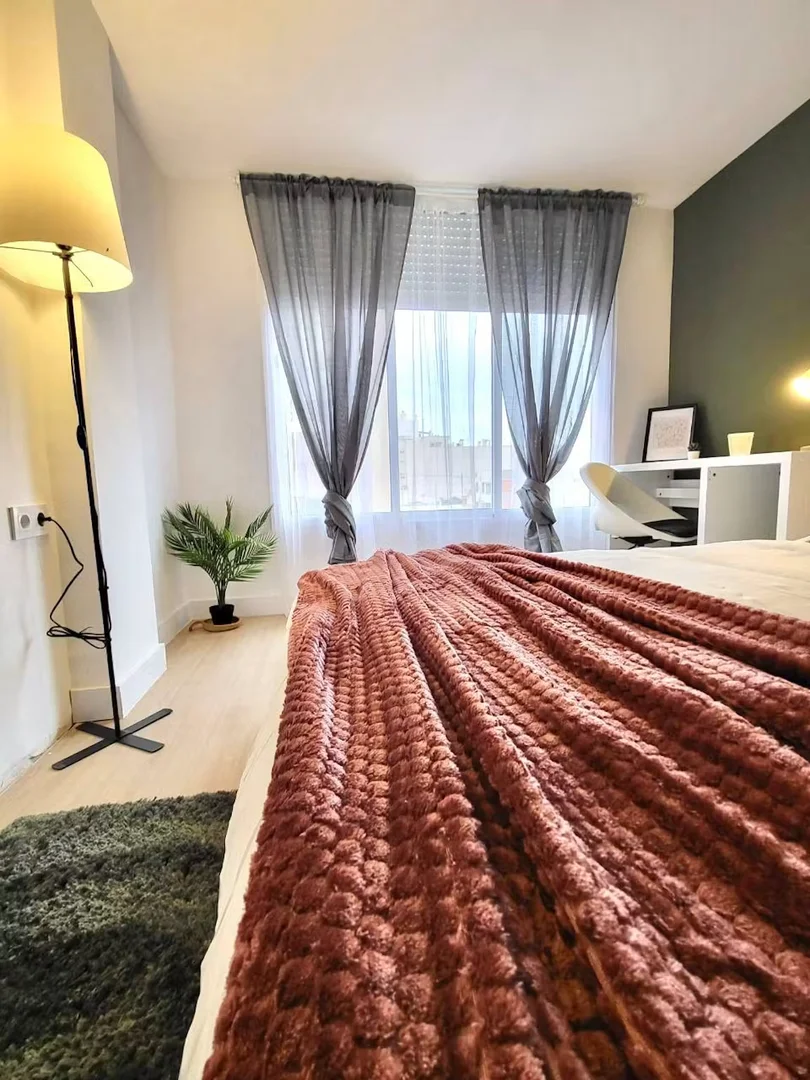 Habitación para estudiantes en  con área de estudio y facilidades compartidas