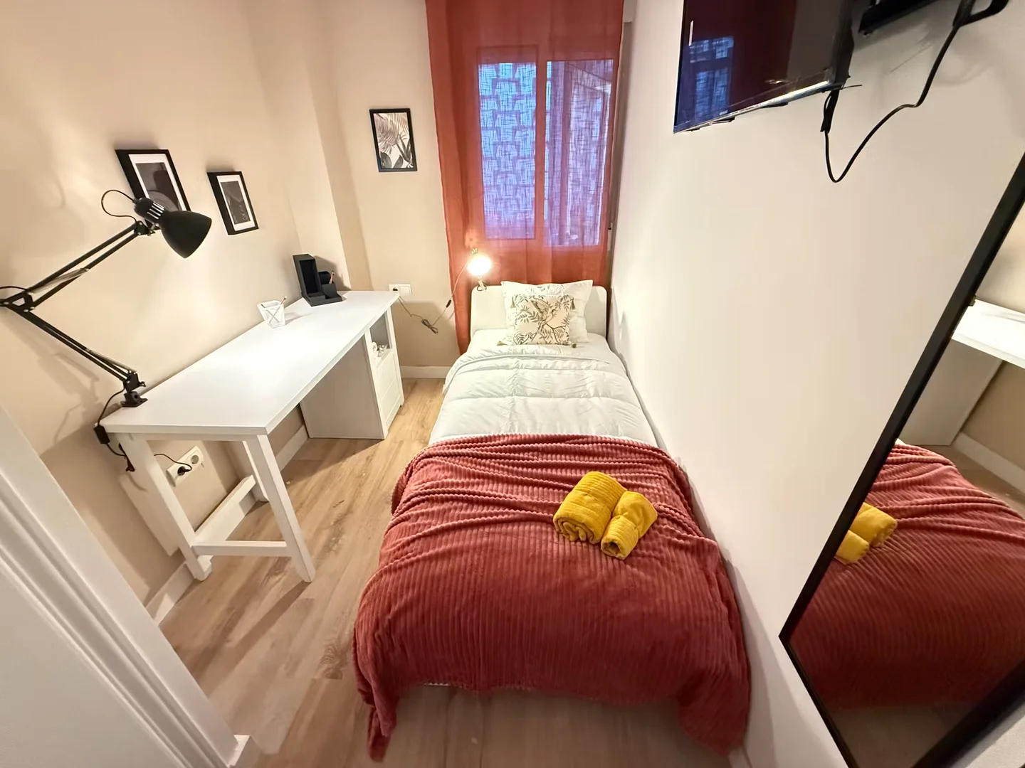 Studentenzimmer in mit Arbeitsbereich und Gemeinschaftseinrichtungen